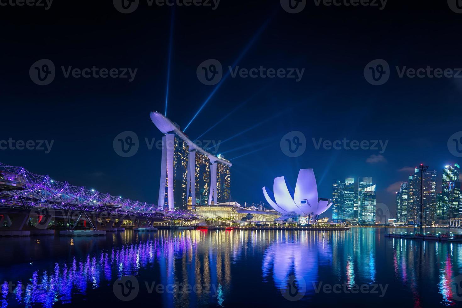 paysage urbain de Singapour la nuit photo