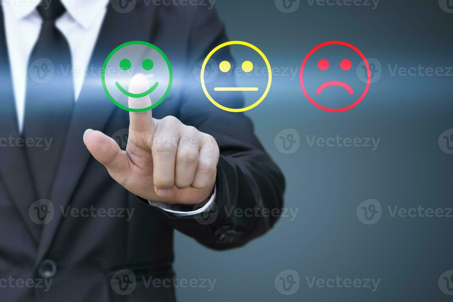 homme d'affaires en appuyant sur l'icône du visage souriant sur l'écran virtuel. concept d'évaluation de la satisfaction et de rétroaction. photo
