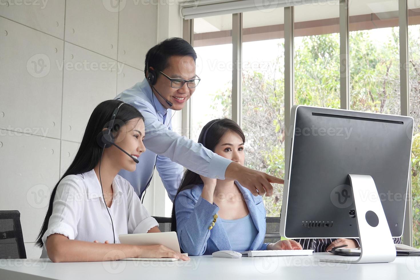 concept d'équipe de service. opérateur ou centre de contact vente au bureau, centre d'appels pour les personnes d'information, bureau d'assistance aux ventes d'une équipe professionnelle de qualité. entreprise représentative de l'environnement au travail. photo