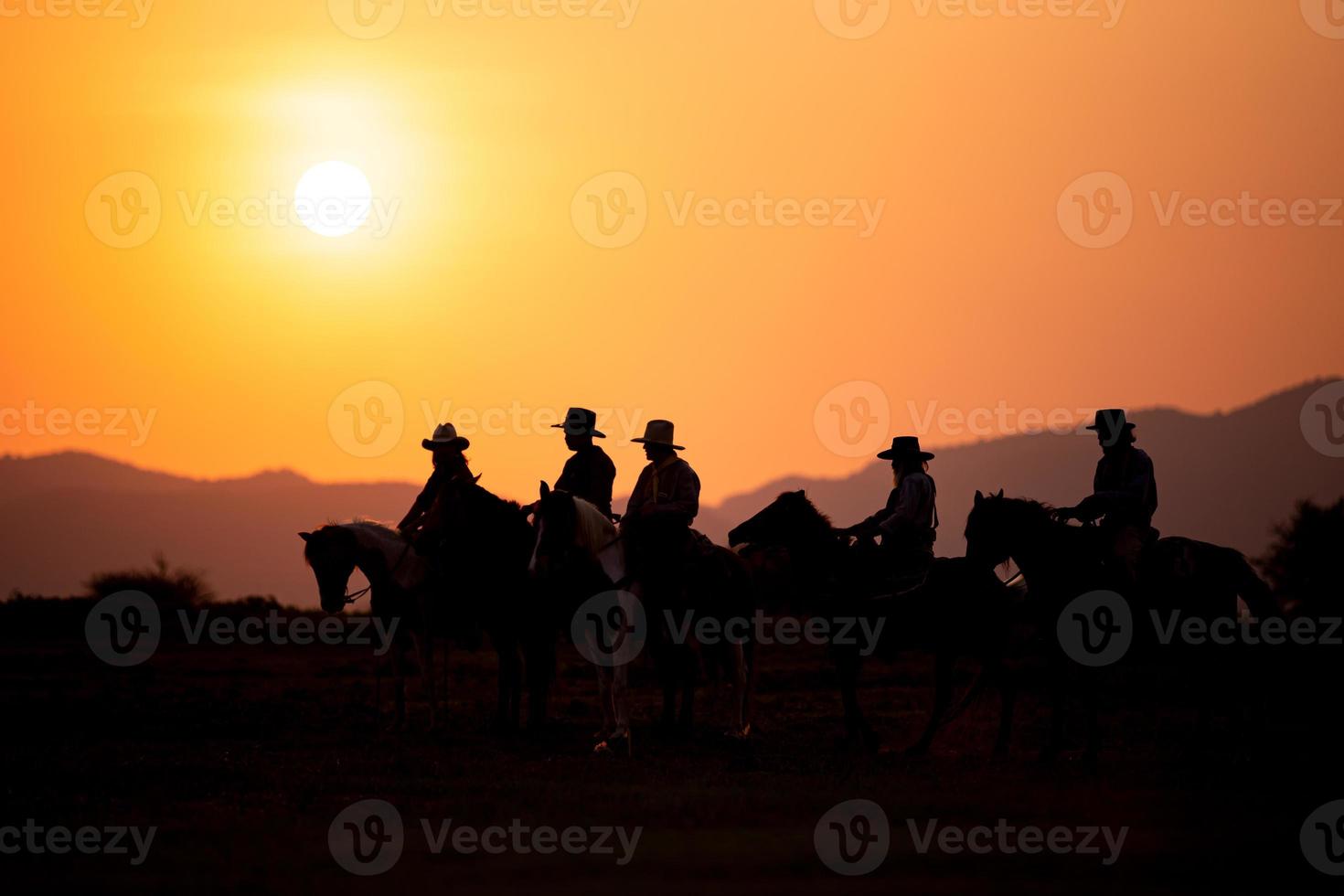 cow-boy silhouette à cheval contre un beau coucher de soleil, cow-boy et cheval à la première lumière, montagne, rivière et style de vie avec fond de lumière naturelle photo