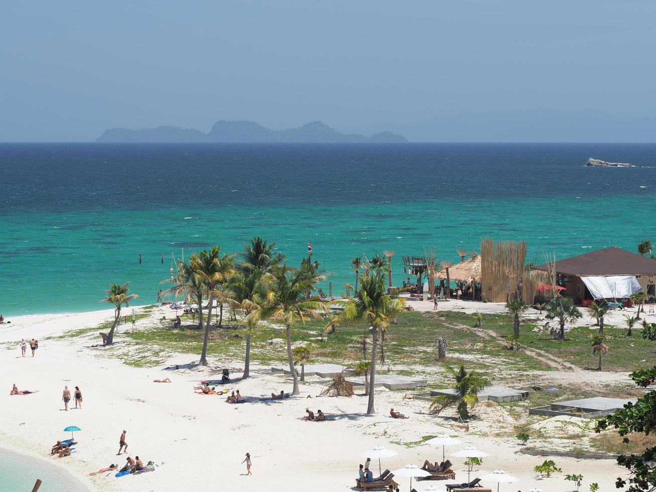 touristes sur la plage de koh lipe photo