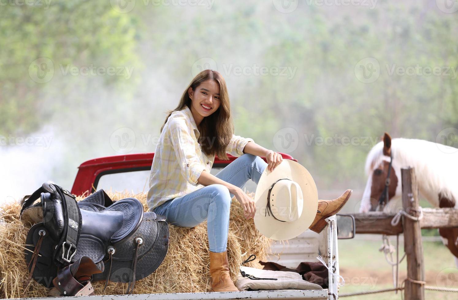 jeune femme avec son cheval dans la lumière du coucher du soleil du soir. photographie en plein air avec une fille mannequin. mode de vie photo