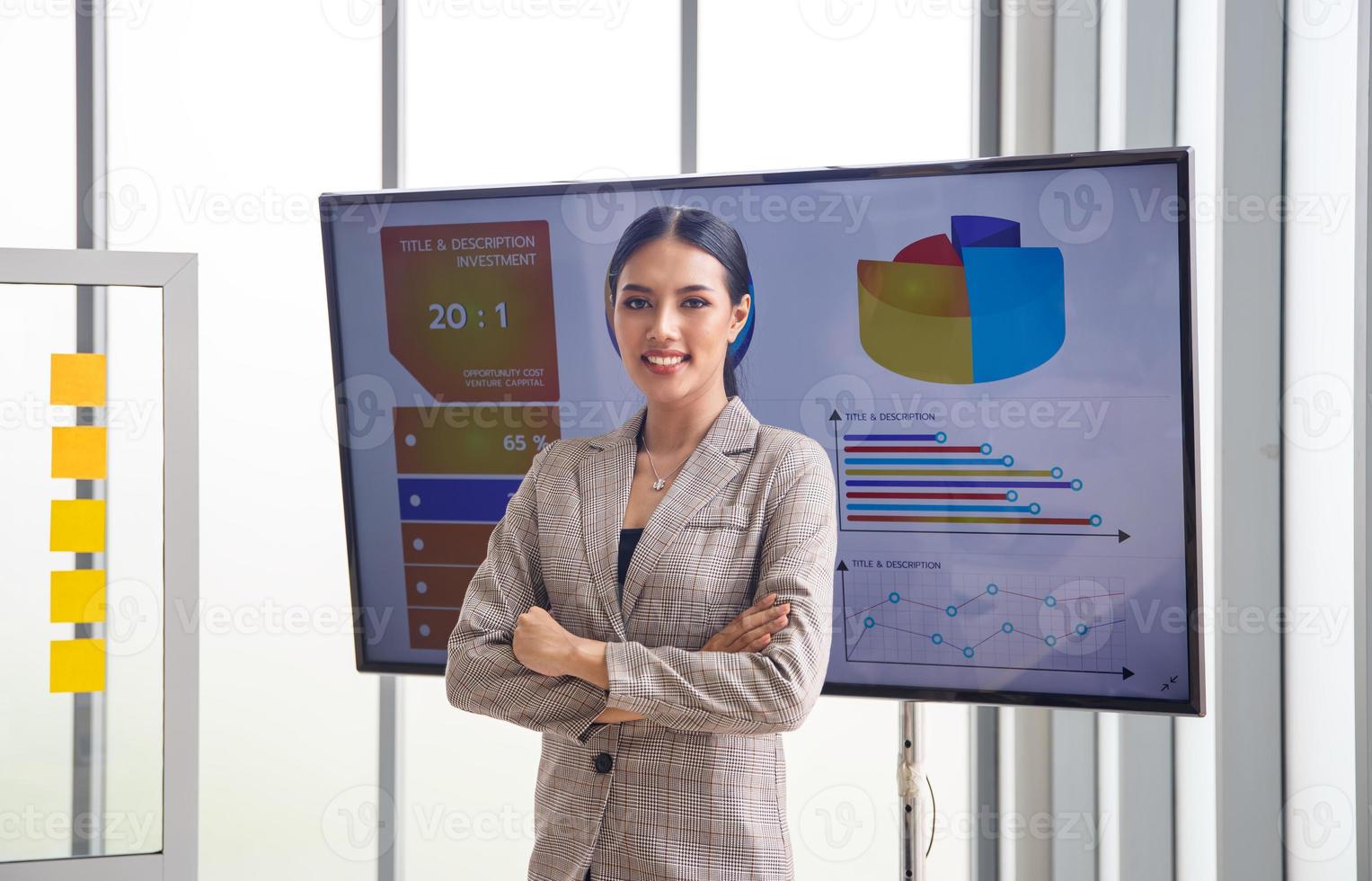 portrait de jeune femme d'affaires debout avec confiance. photo