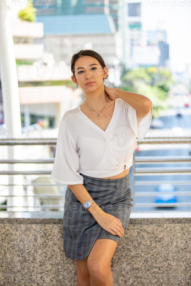 portrait de jeune belle femme d'affaires à l'extérieur. les bras croisés photo