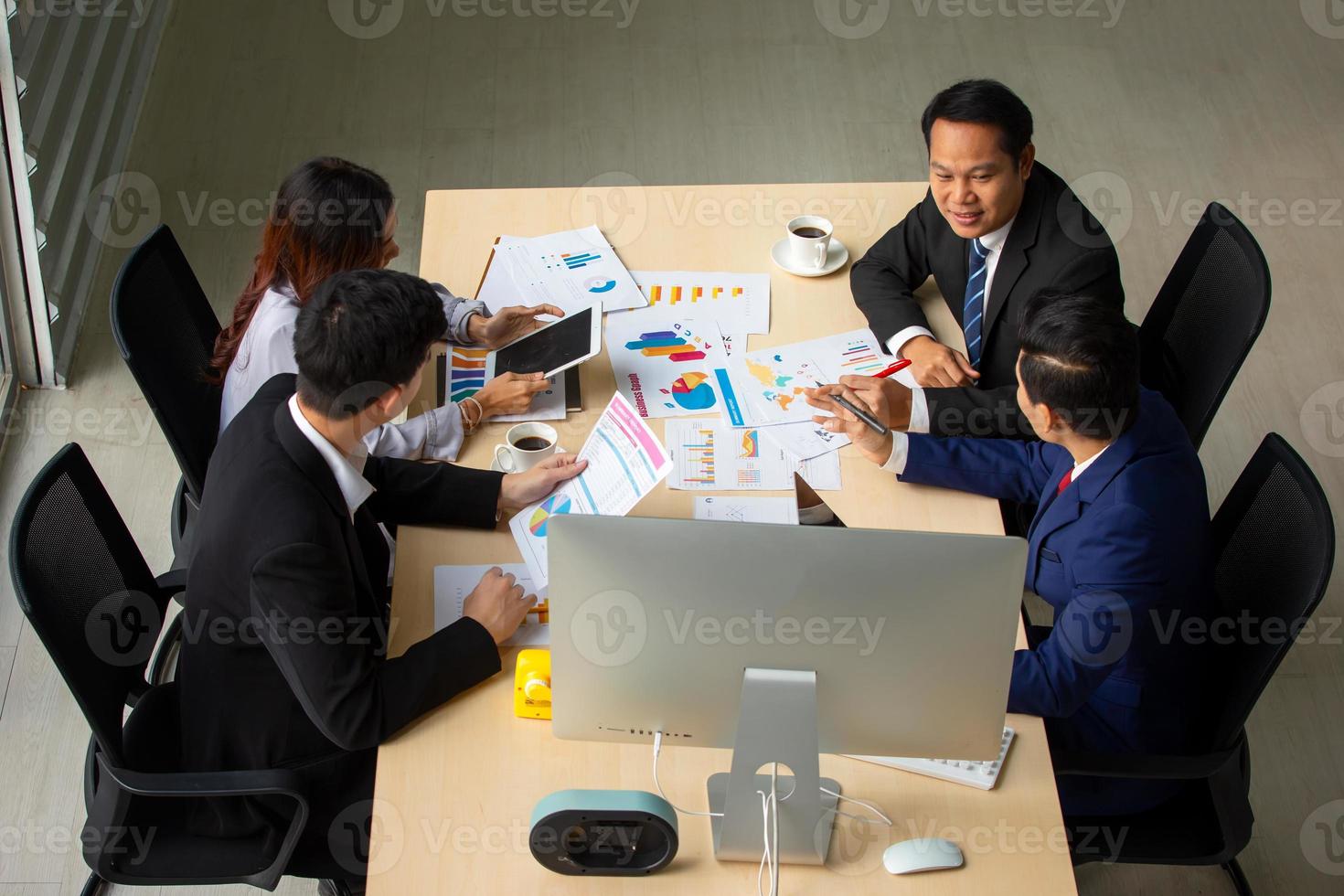 réunion de gens d'affaires au bureau photo