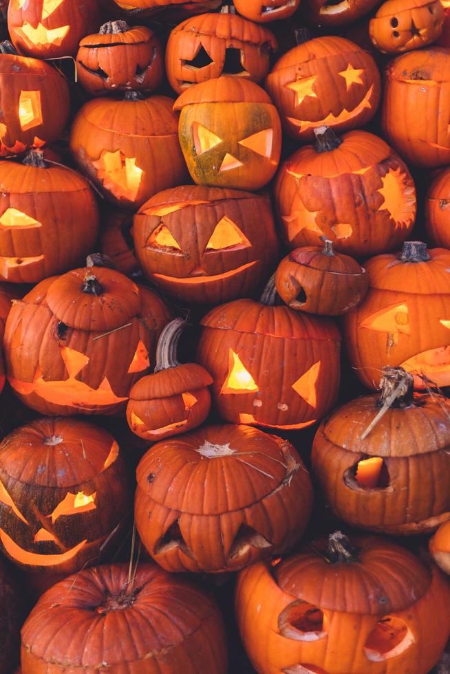 citrouilles d'halloween dans une pile photo