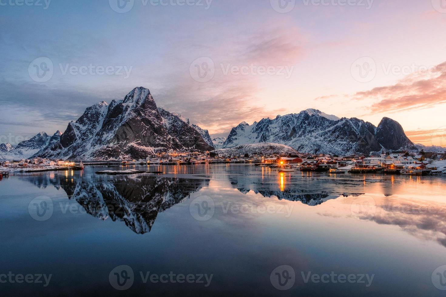 village de pêcheurs avec montagne enneigée au lever du soleil photo