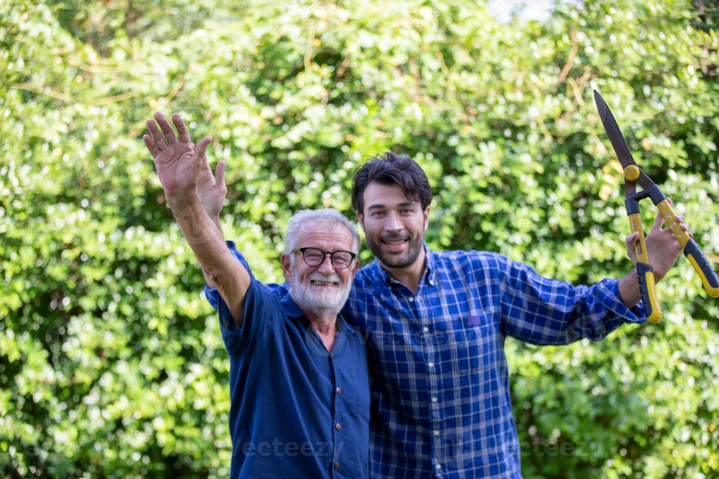 un portrait d'un fils hipster adulte et d'un père aîné passent du temps ensemble le week-end à la maison. photo