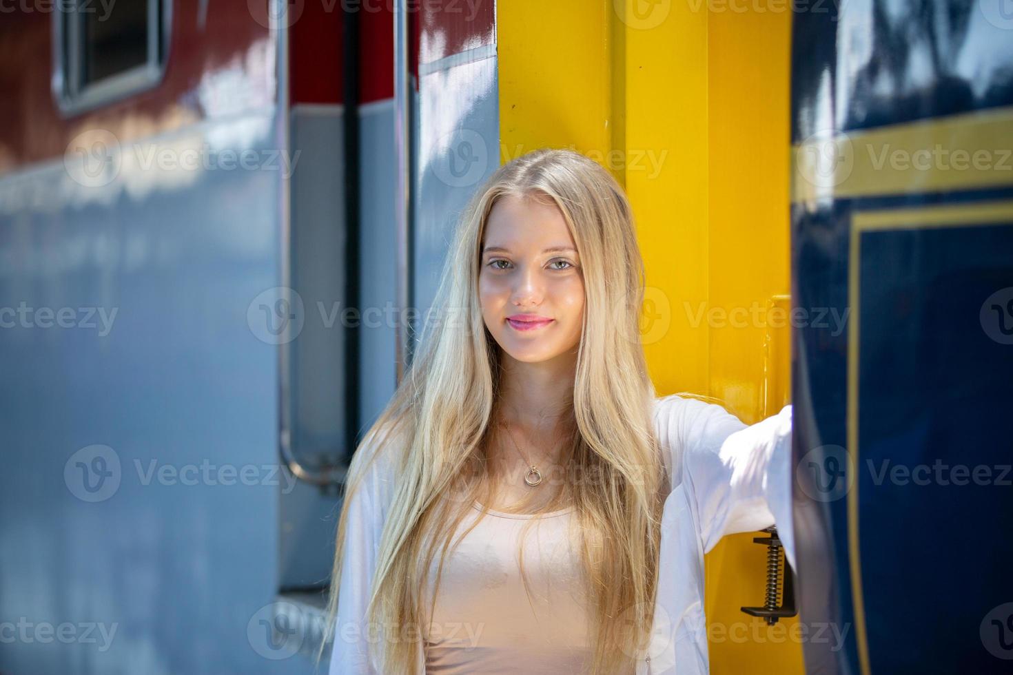 belle femme blonde souriant à la caméra. photo