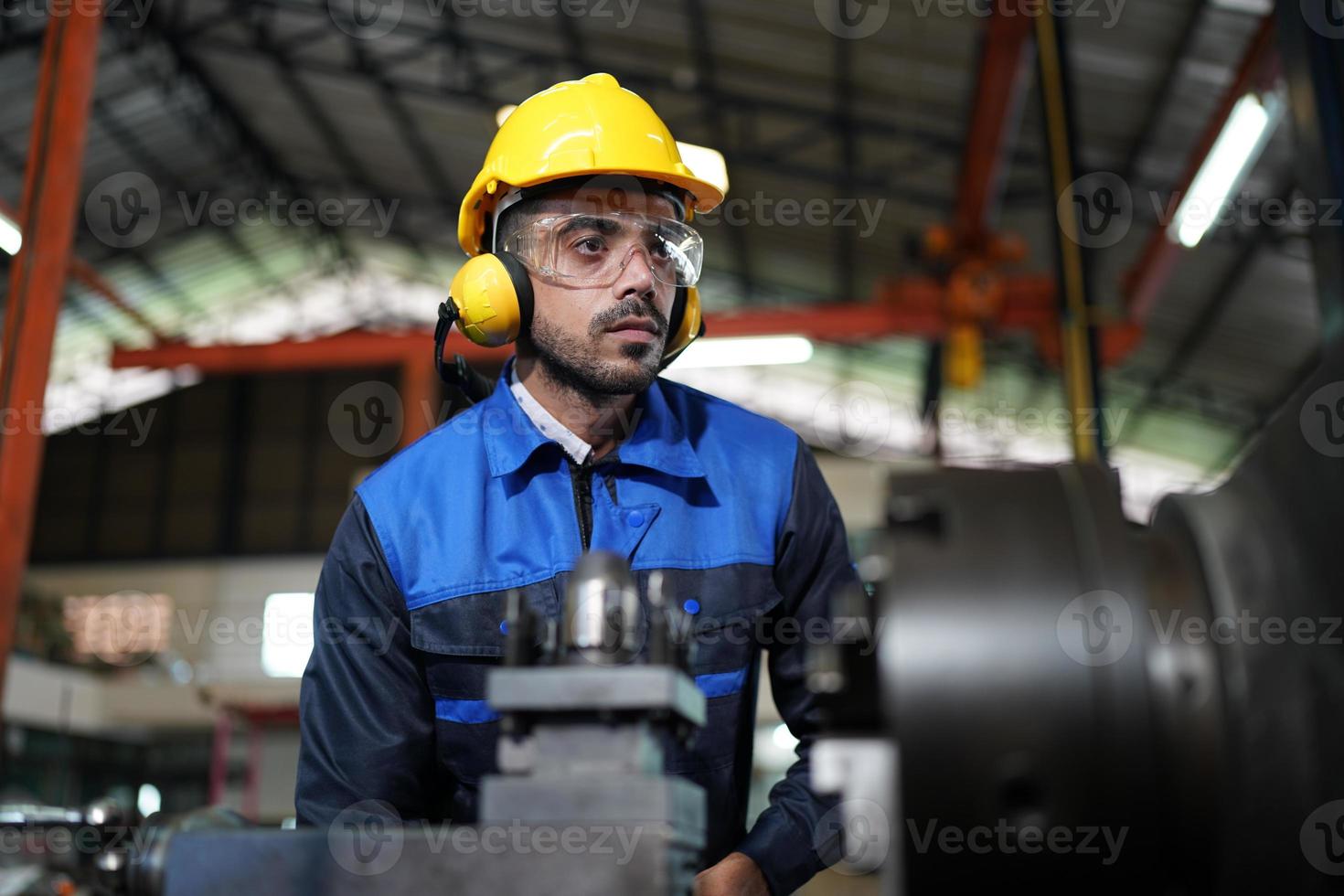 employé professionnel d'usine industrielle travaillant avec des pièces de machine, vérifiant et testant des équipements industriels et des bras de robot dans une grande usine de fabrication de fils et de câbles électroniques électriques photo