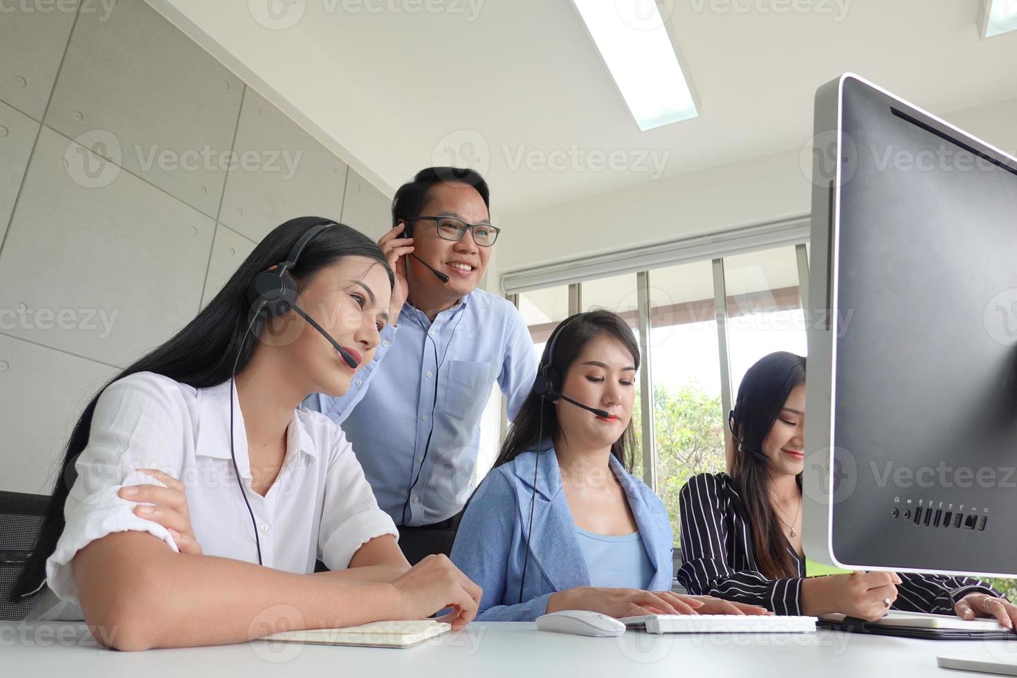 concept d'équipe de service. opérateur ou centre de contact vente au bureau, centre d'appels pour les personnes d'information, bureau d'assistance aux ventes d'une équipe professionnelle de qualité. entreprise représentative de l'environnement au travail. photo