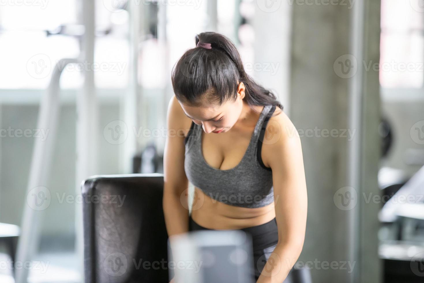 séance d'entraînement de jeune femme asiatique et exercice à la salle de fitness. photo