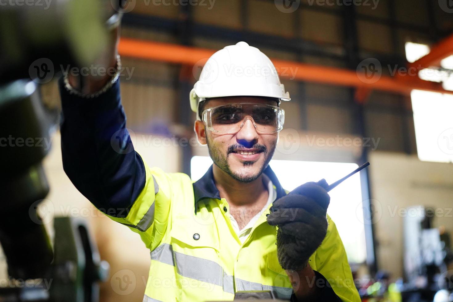 hommes professionnels ingénieur ouvrier compétences qualité, maintenance, formation ouvrier d'usine de l'industrie, atelier d'entrepôt pour les opérateurs d'usine, production d'équipe de génie mécanique. photo