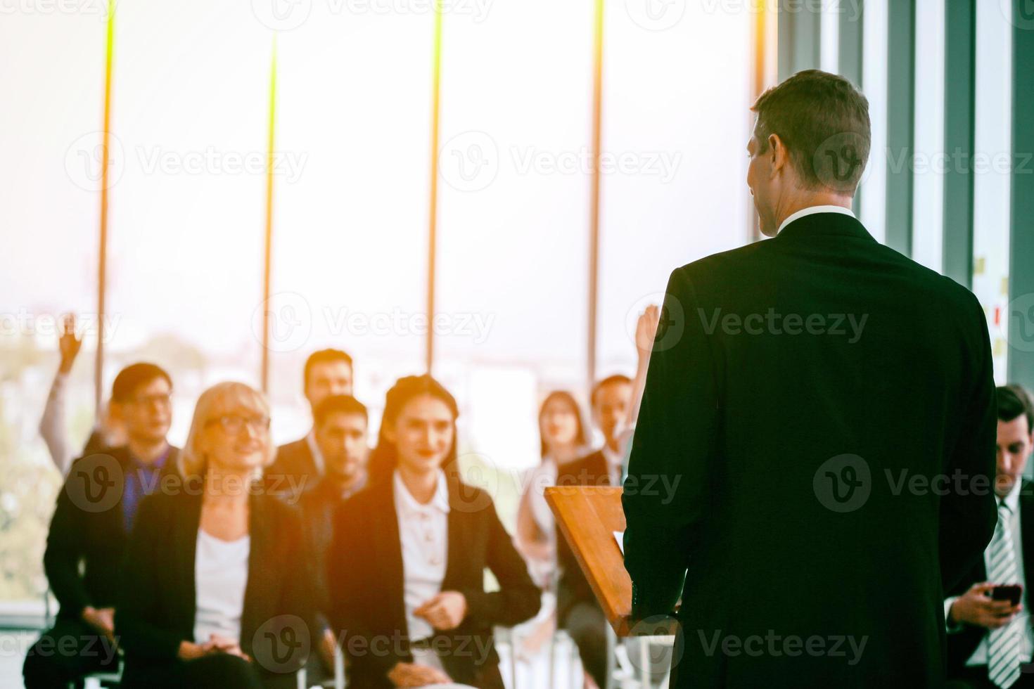 groupe de personnes à l'écoute de professionnels expérimentés les aidant à élaborer une nouvelle stratégie d'entreprise. photo