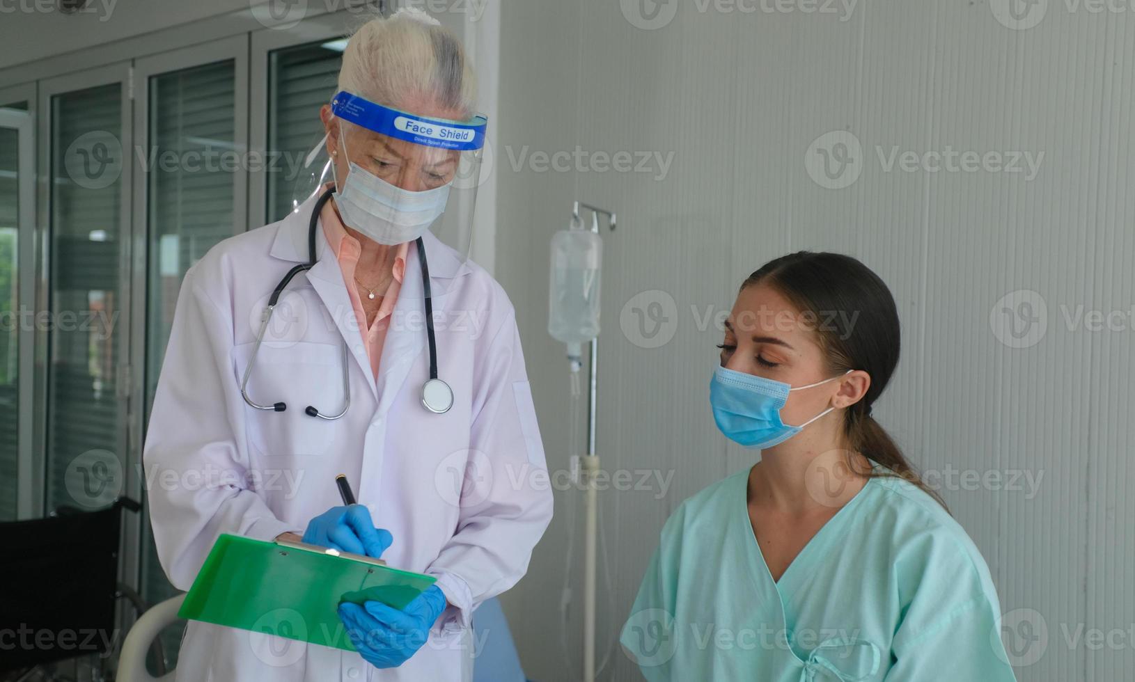 protection contre les coronavirus pendant la quarantaine, femme médecin faisant un examen médical à une patiente. photo