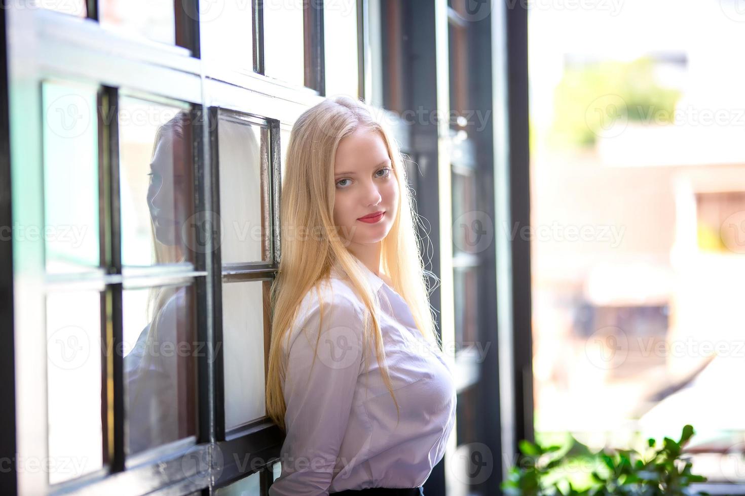 portrait de jeune femme séduisante un jour d'été photo