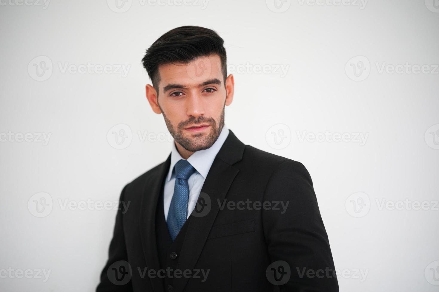 élégant jeune caucasien bel homme sur fond blanc, portrait de mode studio. photo