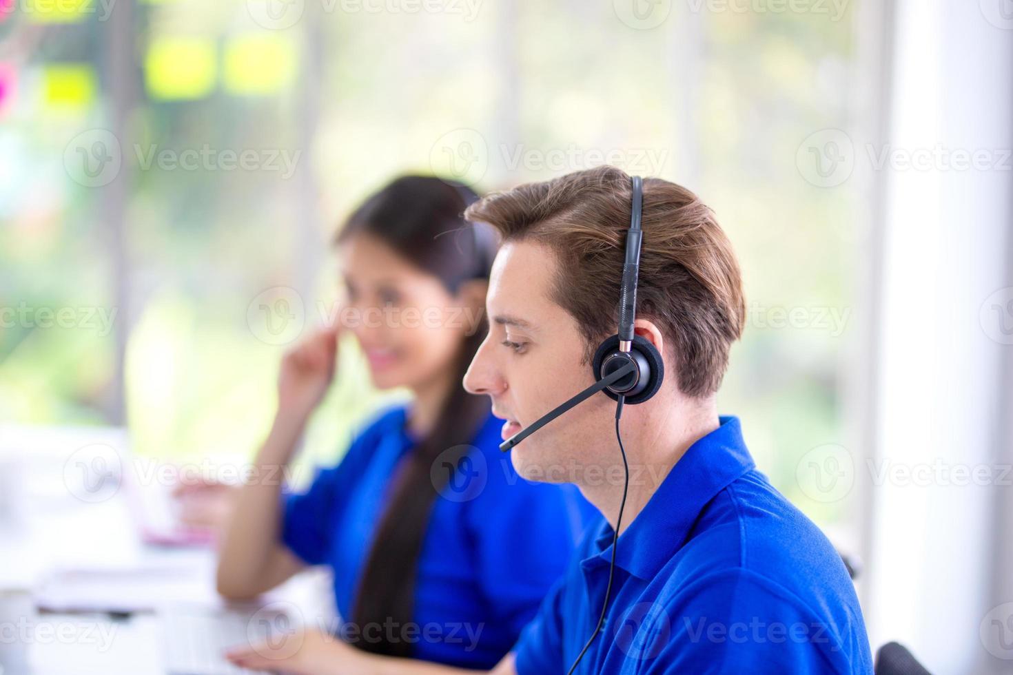 concept d'équipe de service. opérateur ou centre de contact vente au bureau, centre d'appels pour les personnes d'information, bureau d'assistance aux ventes d'une équipe professionnelle de qualité. entreprise représentative de l'environnement au travail. photo