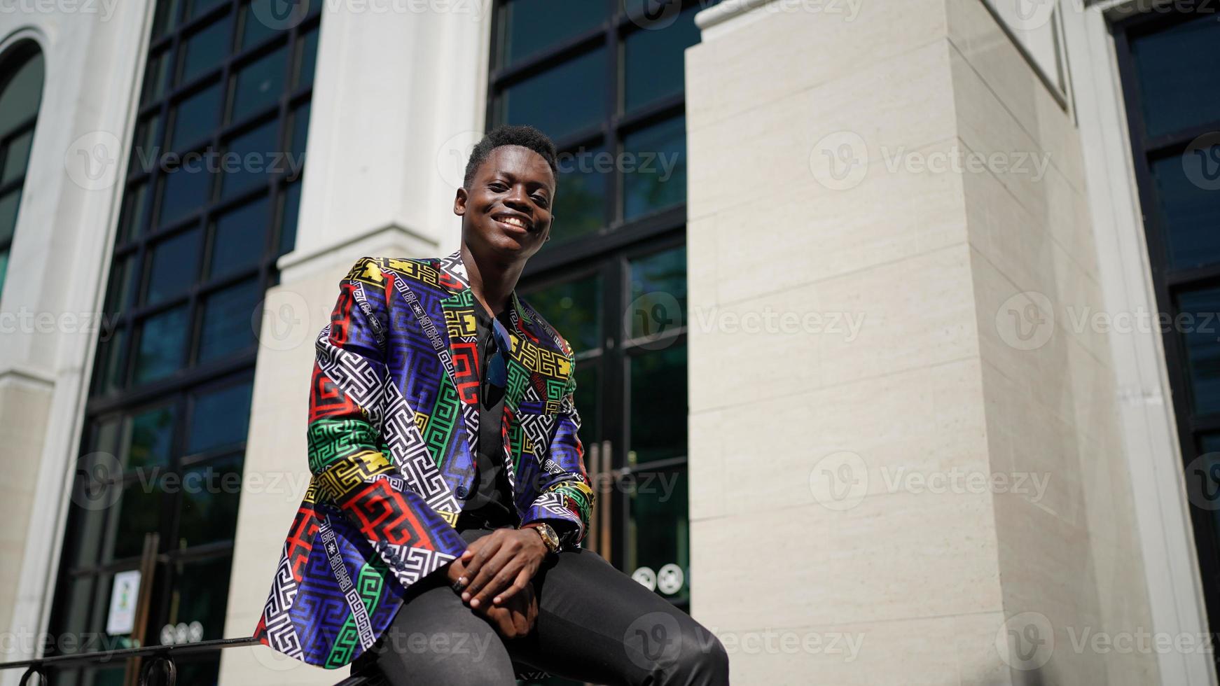 homme afro-américain s'amusant à marcher dans le centre-ville - jeune homme heureux profitant d'un coucher de soleil en plein air - mode de vie de la génération du millénaire et concept d'attitude positive des personnes photo