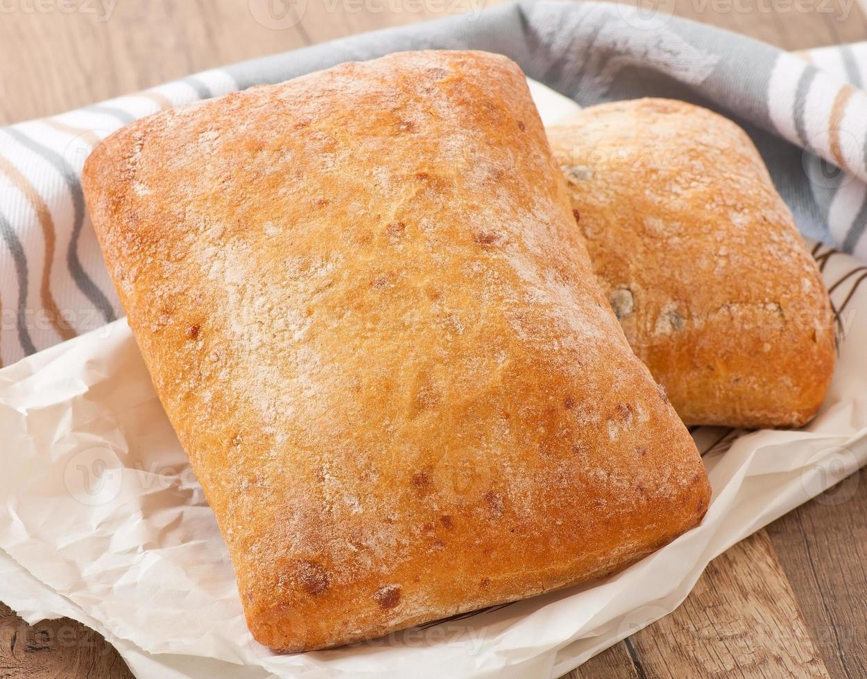 ciabatta au fromage sur une table en bois photo