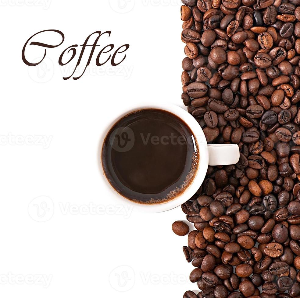 grains de café avec une tasse blanche photo