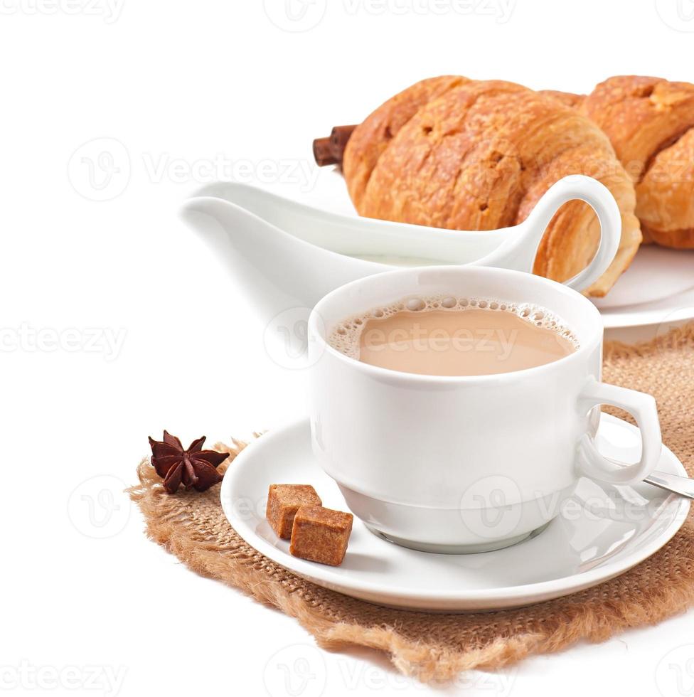 petit déjeuner avec café et croissants frais photo