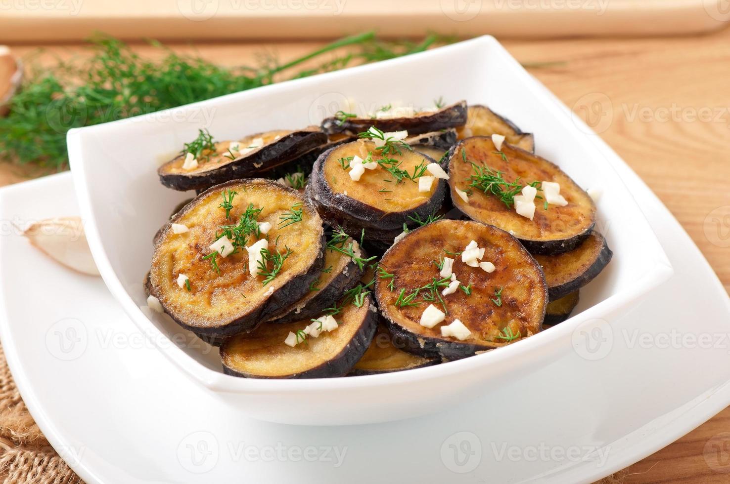 assiette d'aubergines grillées à l'ail et à l'aneth photo