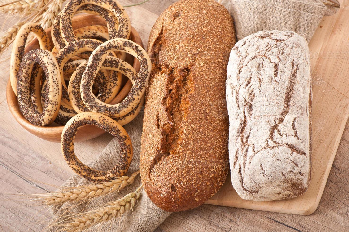 épillets de seigle à pain sur un fond de bois photo