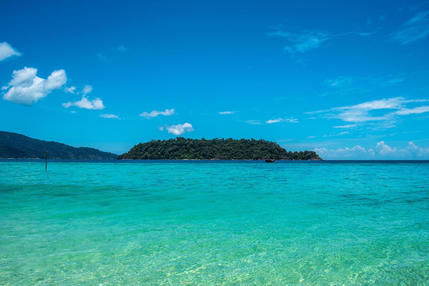 eau cristalline de la mer d'andaman dans la région de l'île de koh lipe, province de satun en thaïlande. photo