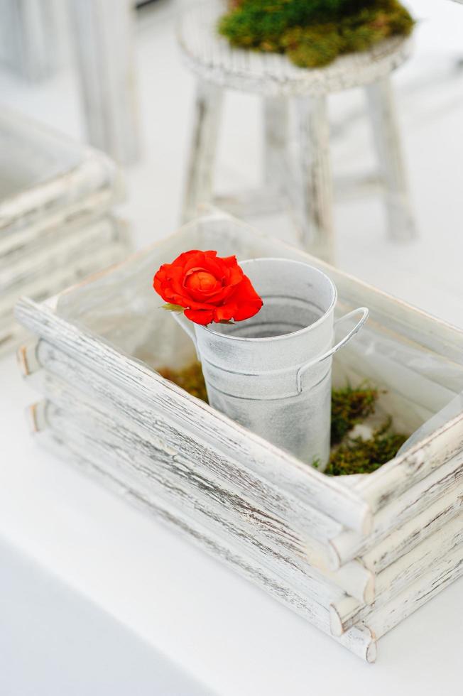 tables de dîner rondes recouvertes de tissu bleu se tiennent dans un pavillon de mariage blanc photo