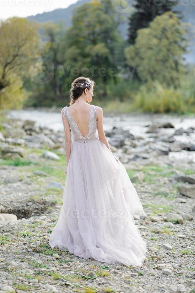 portrait d'une belle mariée. cérémonie de mariage dans un style bohème photo