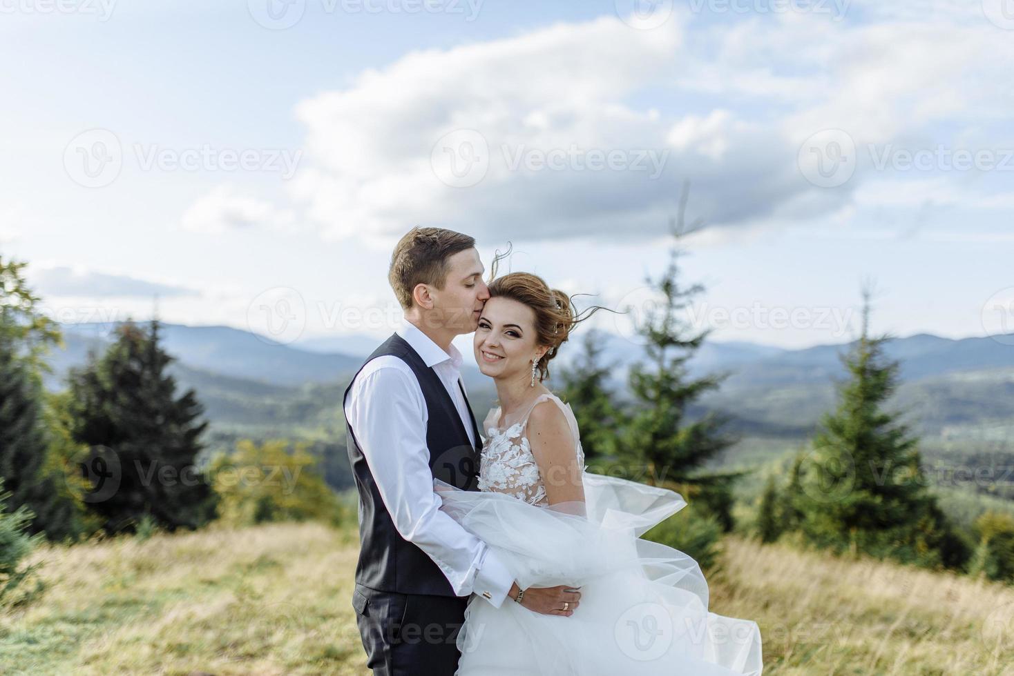 belle mariée et le marié à la montagne photo