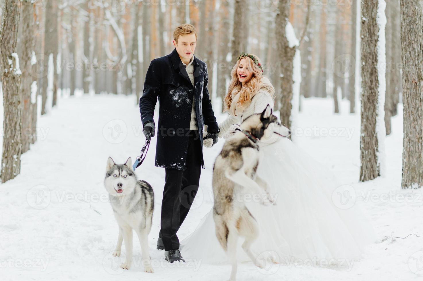 Séance photo de mariage d'hiver dans la nature