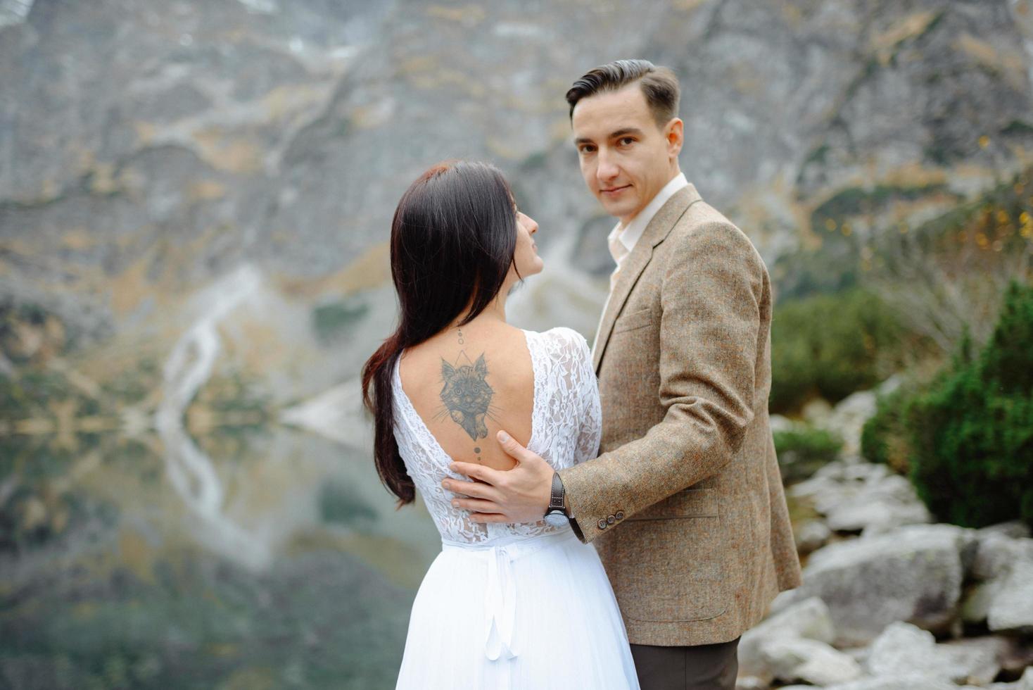 couple d'amoureux sur le fond du lac aux yeux de mer en pologne photo