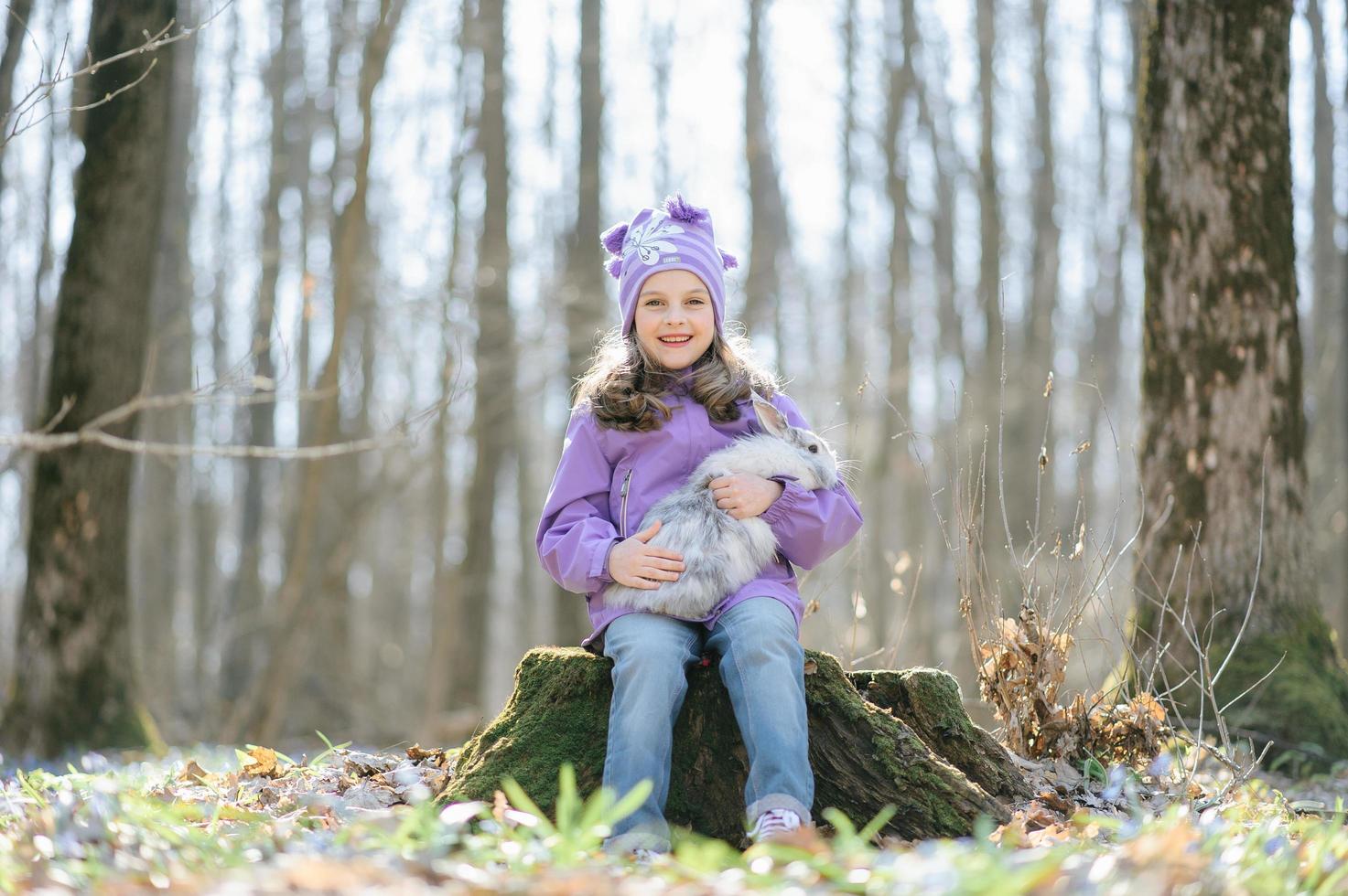 petite fille avec un lapin photo