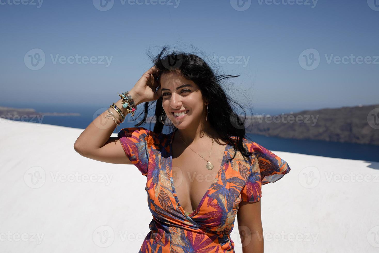 jeune femme en vacances, santorin oia ville grèce photo