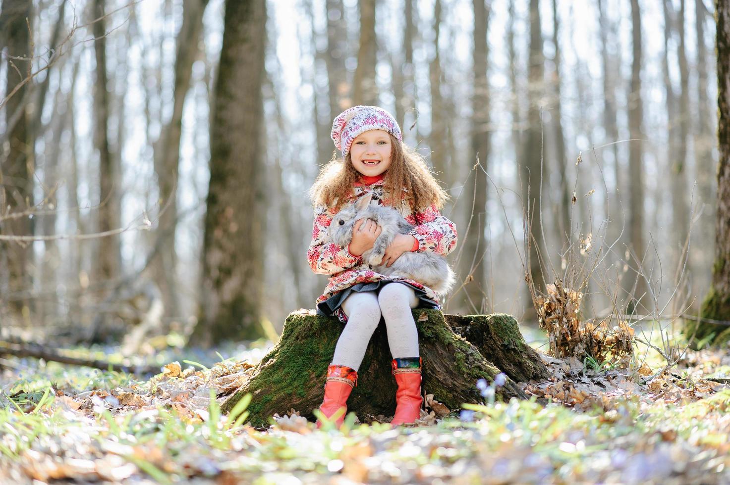 petite fille avec un lapin photo