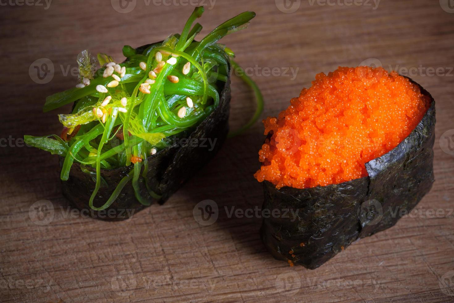 sushi frais sur fond de bois photo