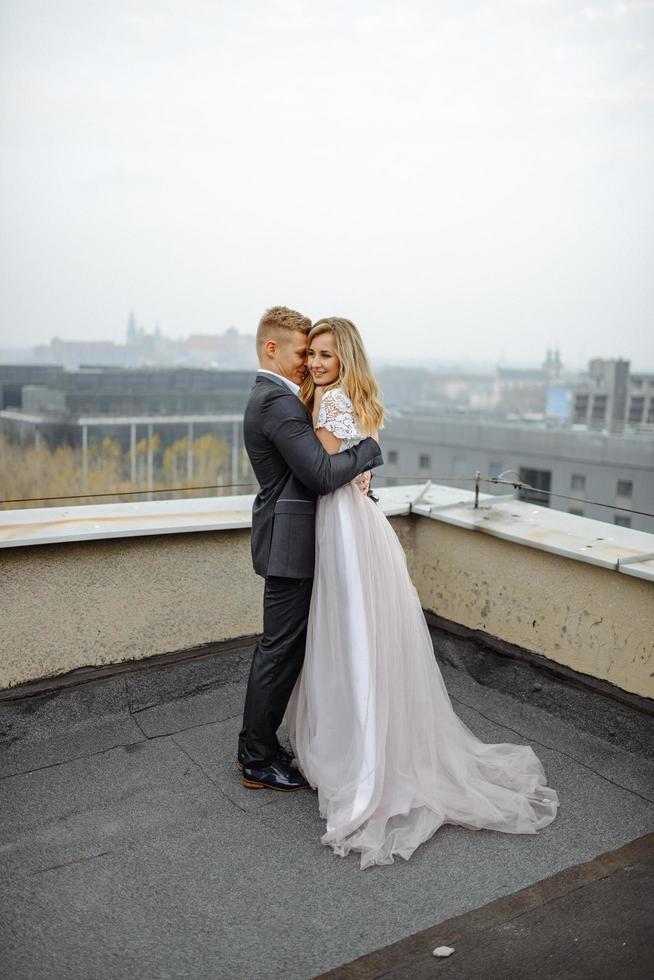 deux amants se promènent le long de cracovie photo