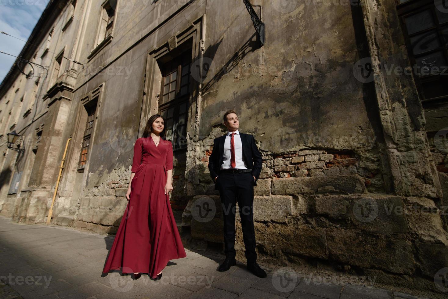 jeune couple dans un coup franc. ils marchent dans la rue. photo