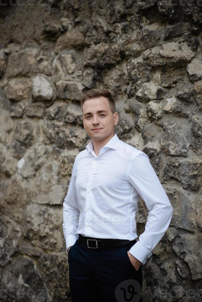 portrait d'un jeune homme branché de la ville photo