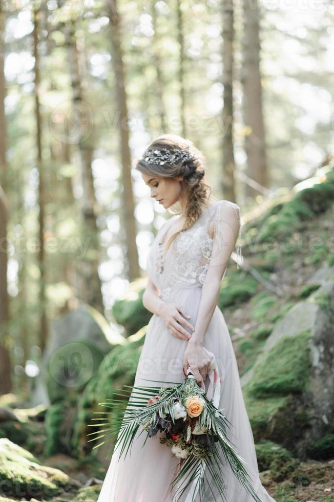 portrait d'une belle mariée. cérémonie de mariage dans un style bohème photo