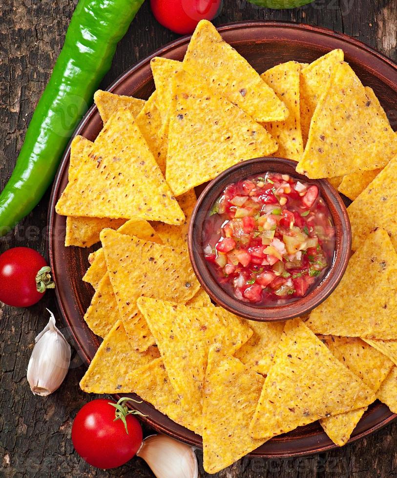 chips de nacho mexicain et trempette de salsa dans un bol photo