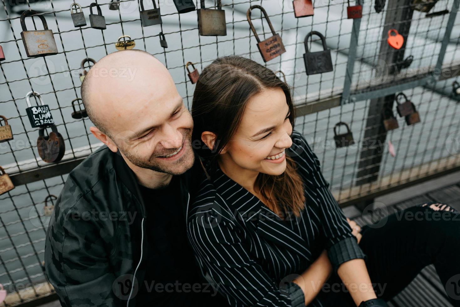 jeune couple romantique sur la berge de la rivière photo