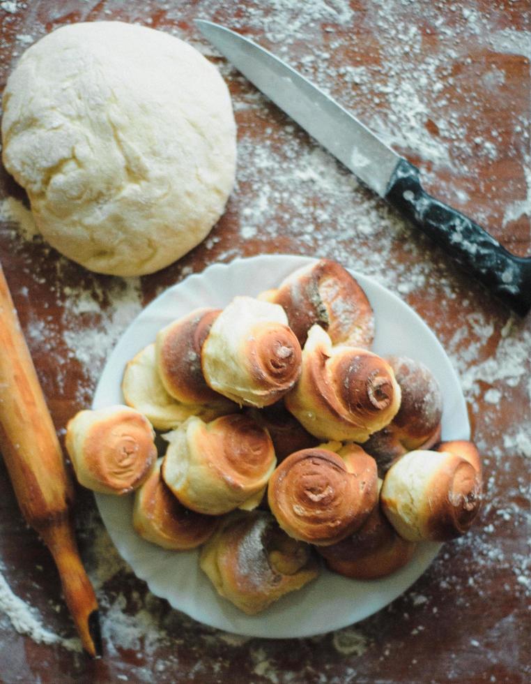 délicieuses pâtisseries maison. petits pains frais photo