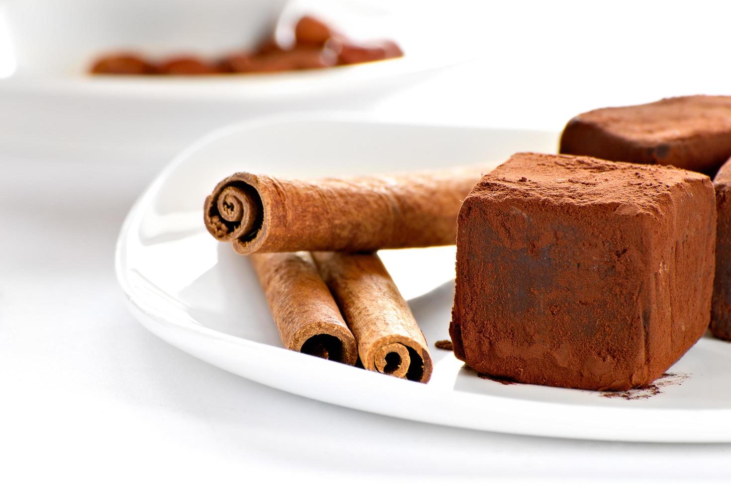 truffes au chocolat sur une assiette photo