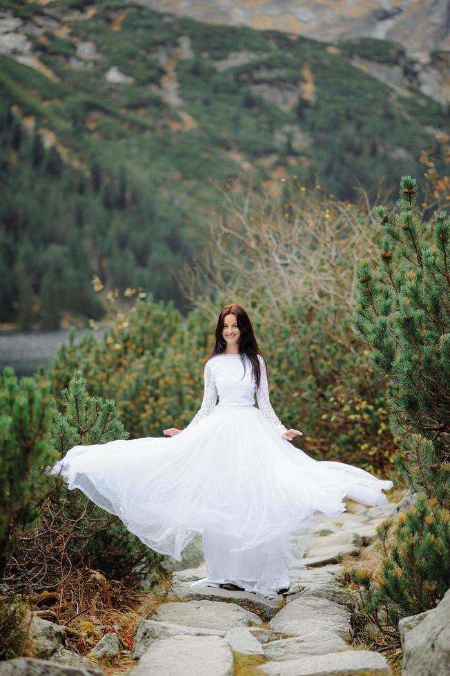 mariée près du lac aux yeux de mer en pologne photo