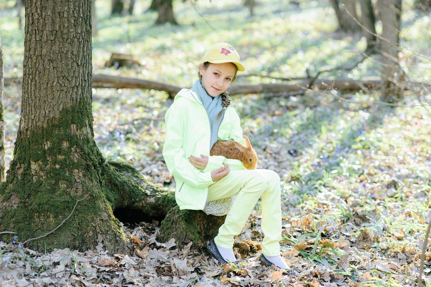 petite fille avec un lapin photo