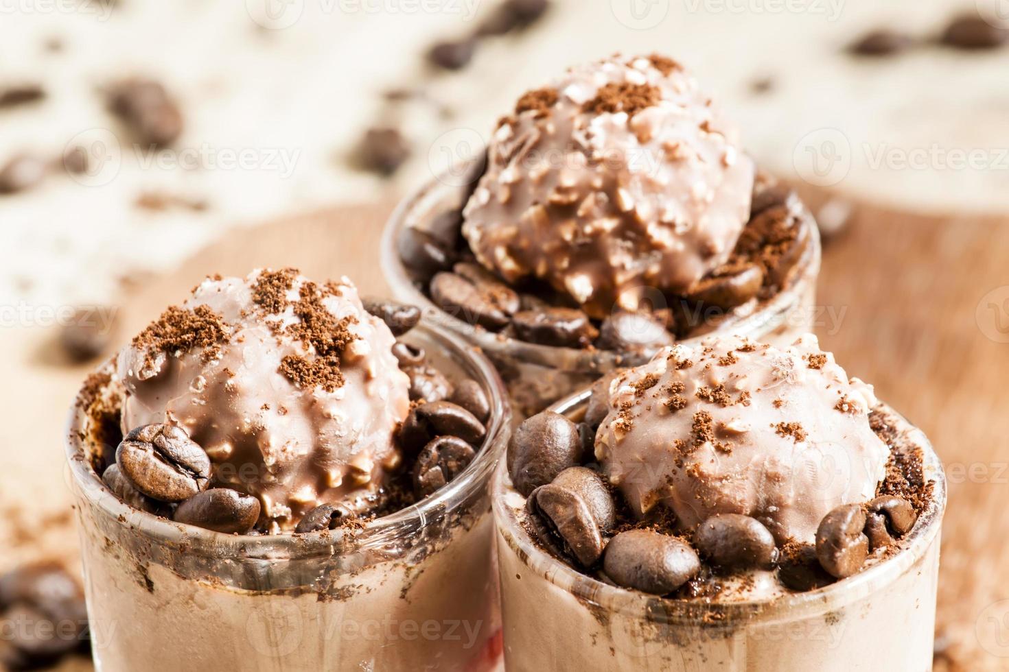 délicieuse crème glacée au café et au chocolat avec des fraises photo