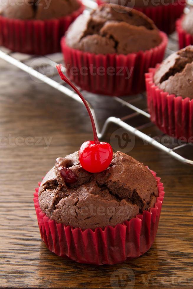 muffins au chocolat avec cerise. photo